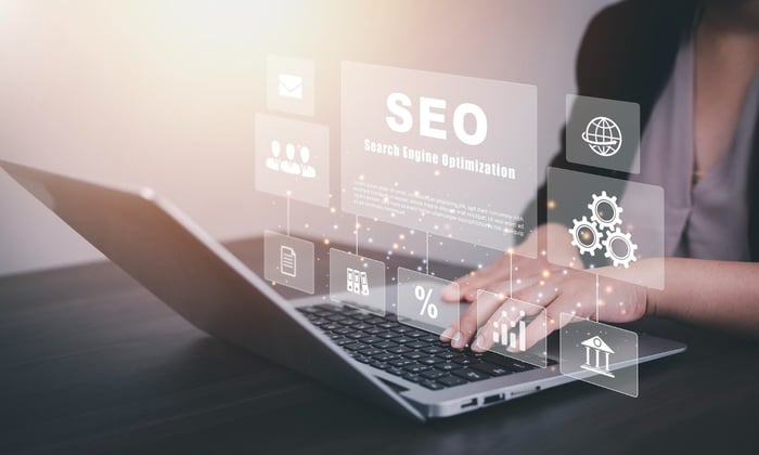 Pessoa a utilizar um computador para análise SEO Search Engine Optimization